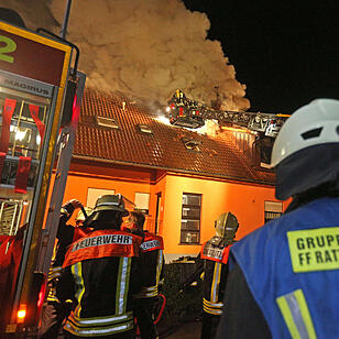 Flammen schlugen aus dem Dachstuhl von Wohnhaus - Feuerwehrmann stuerzt von Drehleiter, zwei weitere Verletzte