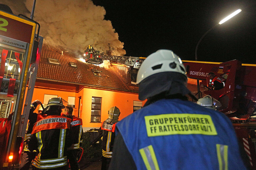 Flammen schlugen aus dem Dachstuhl von Wohnhaus - Feuerwehrmann stuerzt von Drehleiter, zwei weitere Verletzte