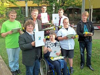 Das Förderzentrum mit dem Förderschwerpunkt geistige Entwicklung der Lebenshilfe Kronach verabschiedete seine Abschlussschüler. Das Bild zeigt (vorne) Johanna Rauh sowie (von links) Lukas Neder, Christian Ebert, Florian Ruß, Fabian Raab, Chris Hendryx, Andreas Lazarus und Kevin Schweizer.  Foto: Heike Schü