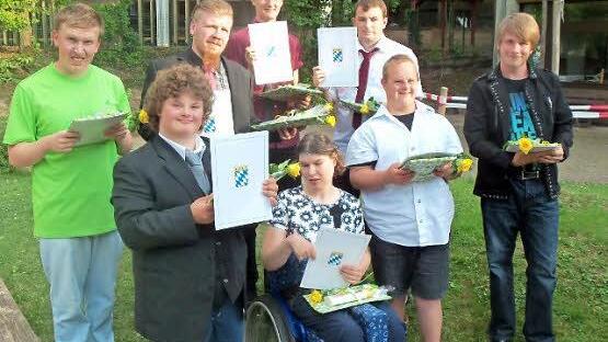 Das Förderzentrum mit dem Förderschwerpunkt geistige Entwicklung der Lebenshilfe Kronach verabschiedete seine Abschlussschüler. Das Bild zeigt (vorne) Johanna Rauh sowie (von links) Lukas Neder, Christian Ebert, Florian Ruß, Fabian Raab, Chris Hendryx, Andreas Lazarus und Kevin Schweizer.  Foto: Heike Schü