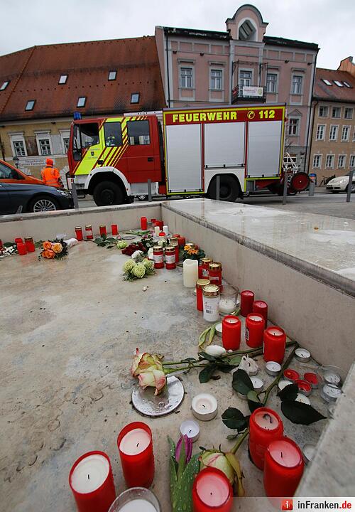 Windlichter und Blumen sind am 10.02.2016 auf dem Marienplatz in Bad Aibling (Bayern) zur Trauer niedergelegt. Bei einem Zugunglück waren am Dienstag mindestens zehn Menschen getötet worden, es gab rund 80 Verletzte. Foto: Uwe Lein/dpa