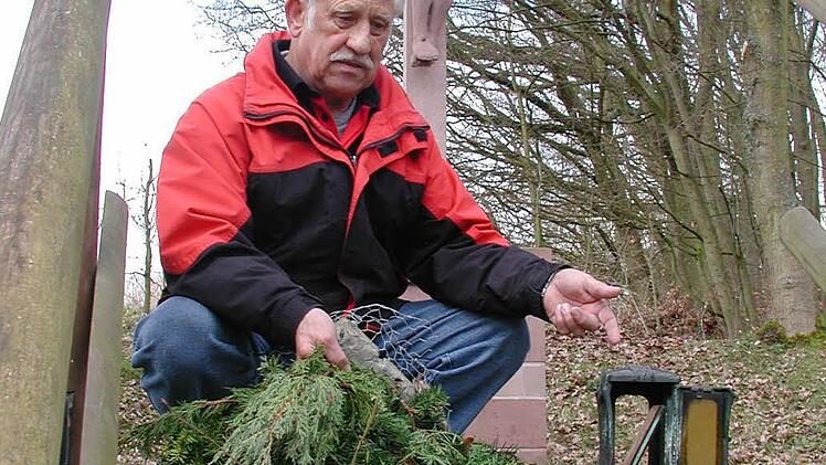 Otmar Seidl zeigt die Schäden an der Laterne.  Foto: Stefan Geiger