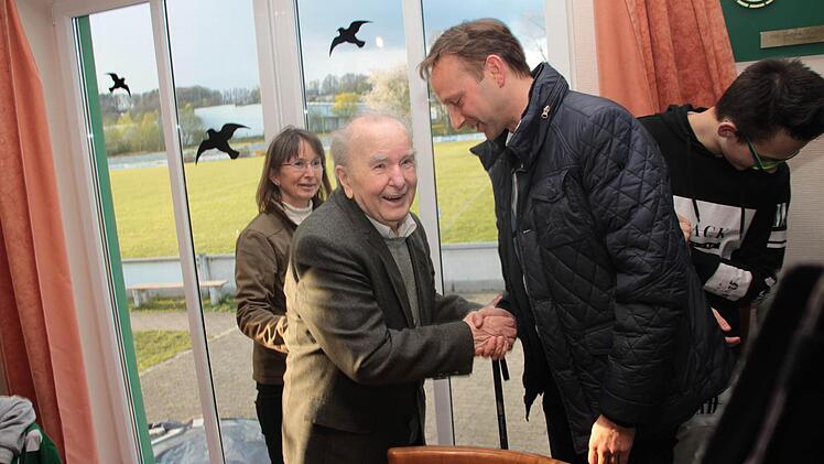 Auch Altbürgermeister Heinz Hugel freut sich über den Erfolg des jungen CSU-Manns. Foto: Jürgen Gärtner