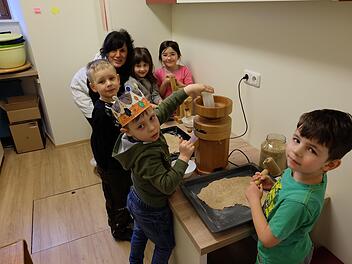 Geburtstagskind Lenny Bieber vorne links bei der Kn&auml;ckebrotherstellung Philip Bauernschubert