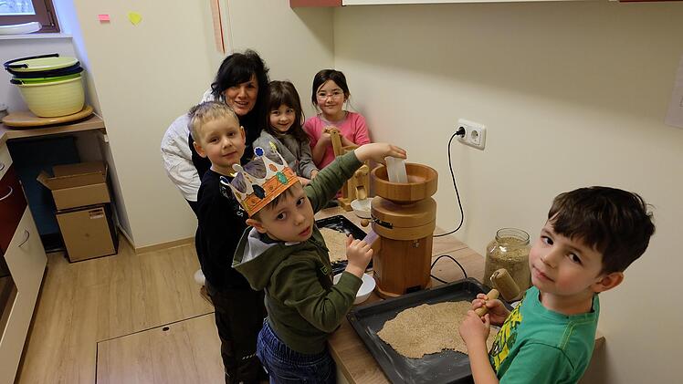 Geburtstagskind Lenny Bieber vorne links bei der Kn&auml;ckebrotherstellung Philip Bauernschubert