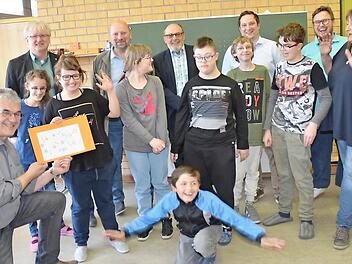 Freude bei den Kindern der Petra-Döring-Schule über eine Spende von 500 Euro vom Theaterverein "Frohsinn" Neukenroth. Vorne links Joachim Beez (Vorsitzender des Theatervereins), hinten von links, Wolfgang Palm (Geschäftsführer Lebenshilfe Kronach), Norbert Fleischmann (Bühnenleiter), Gerhard Bogdanski (Kassier), André Schneider 2. Vorsitzender), Florian Hönick (Studienrat im Förderschuldienst) und Schulleiterin Marion Schönborn. Foto: K.- H. Hofmann