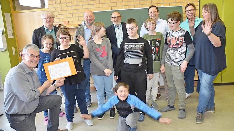 Freude bei den Kindern der Petra-Döring-Schule über eine Spende von 500 Euro vom Theaterverein "Frohsinn" Neukenroth. Vorne links Joachim Beez (Vorsitzender des Theatervereins), hinten von links, Wolfgang Palm (Geschäftsführer Lebenshilfe Kronach), Norbert Fleischmann (Bühnenleiter), Gerhard Bogdanski (Kassier), André Schneider 2. Vorsitzender), Florian Hönick (Studienrat im Förderschuldienst) und Schulleiterin Marion Schönborn. Foto: K.- H. Hofmann