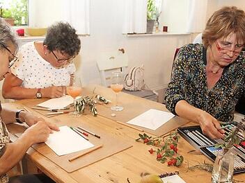 Ganz versunken versuchen Regina Stumpf, Margot Geier und Christine M&uuml;ller (von rechts nach links) den Olivenzweig, Hagebutten und bl&uuml;hendes Basilikum aufs Papier zu bringen. Fotos: Sonny Adam