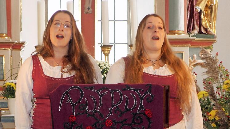 Das Duo "Purpur" mit Judith und Christine Rauscher beim Konzert