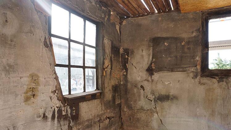 Die Innenwände sind schon wieder an Ort und Stelle, mitsamt den rußigen  Verschmutzungen vergangener Tage. Foto: Marion Eckert