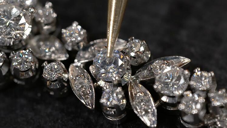 Offenbar handelte es sich bei den ersetzten Steinen um Imitationen, etwa YAG.