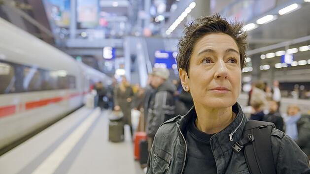 Woher kommt der Frust auf die Deutsche Bahn? ZDF-Journalistin Dunja Hayali begibt sich f&uuml;r ihre neue "Am Puls"-Doku in die Z&uuml;ge der Republik.