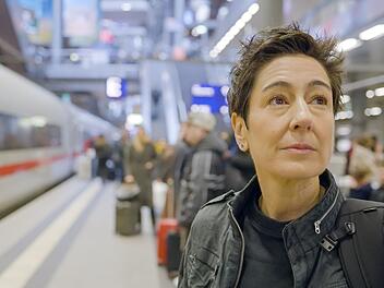 Woher kommt der Frust auf die Deutsche Bahn? ZDF-Journalistin Dunja Hayali begibt sich f&uuml;r ihre neue "Am Puls"-Doku in die Z&uuml;ge der Republik.