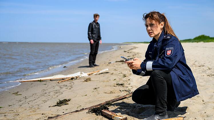 Zu Beginn des neuen Falls finden S&uuml;her &Ouml;zl&uuml;g&uuml;l (Sophie Dal) und Henk Cassens (Maxim Mehmet) ein nach einem Sturm zerst&ouml;rtes Boot und wenig sp&auml;ter auch Tobias Henning, der den Schiffbruch kaum verletzt &uuml;berlebt hat.