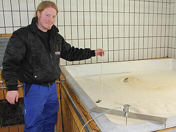 Robert Smith prüft im Gärkeller, wie stark sich der Zucker in Alkohol umgewandelt hat.  Foto: Schedel