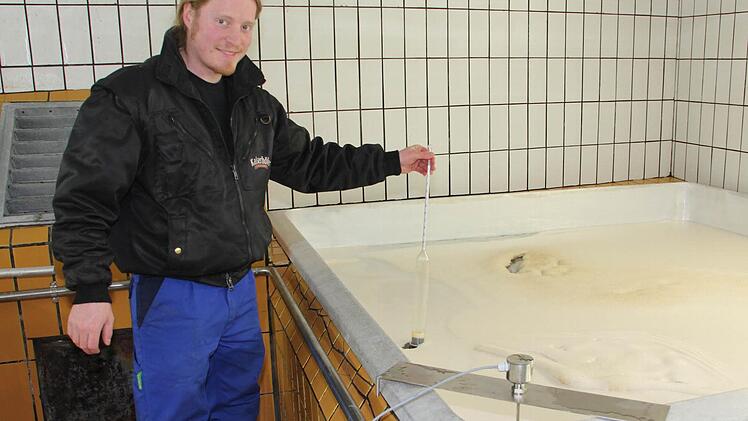 Robert Smith prüft im Gärkeller, wie stark sich der Zucker in Alkohol umgewandelt hat.  Foto: Schedel