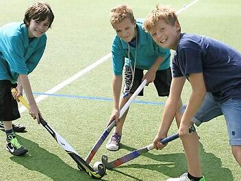 Luca Matern (rechts) und seine Freunde Nikolas Hofmann (Mitte) und Sion Müller zeigen beim Tag der offenen Tür wie man mit dem Hockeyschläger richtig umgeht. Fotos: Th. Meyer