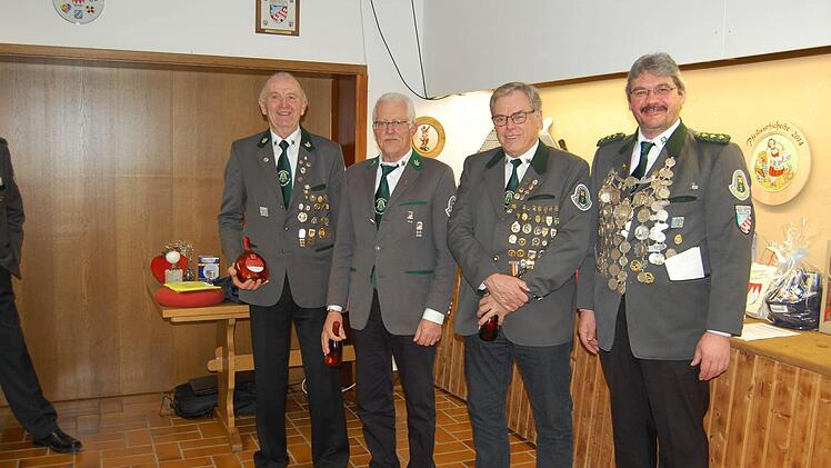Die Alterskönige im Gau Rhön-Saale kommen aus dem Schützenverein Bavaria Thulba. Von links: 2. Altersritter Anton Friedrich, Alterskönig Dietmar Bohlender und 1.Ritter Gottfried Mehling.