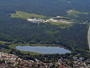 Von den Seehof-Weihern bis zur Straße nach Pödeldorf soll das Nationale Naturerbe im Hauptsmoorwald reichen. Die Ex-Panzerwaschanlage liegt mitten im möglichen Naturerbe. Ihre Umwandlung zum Gewerbegebiet ist umstritten. Foto: Rinklef