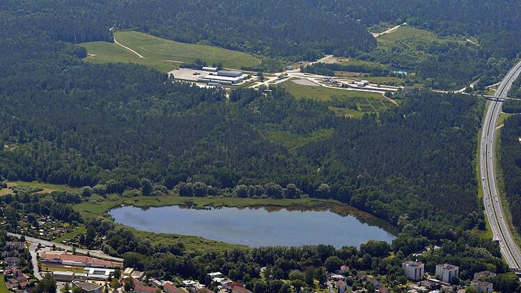 Von den Seehof-Weihern bis zur Straße nach Pödeldorf soll das Nationale Naturerbe im Hauptsmoorwald reichen. Die Ex-Panzerwaschanlage liegt mitten im möglichen Naturerbe. Ihre Umwandlung zum Gewerbegebiet ist umstritten. Foto: Rinklef