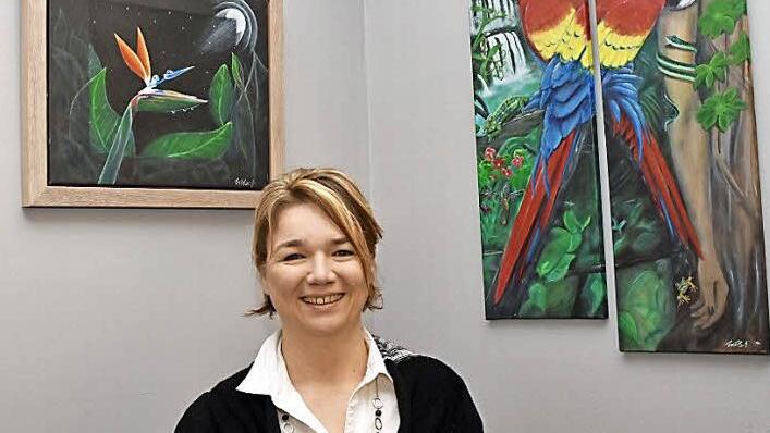 Die Hobbymalerin Christine Welsch aus Haßfurt zeigt einen Querschnitt durch ihre Arbeiten.  Foto: Ulrike Langer