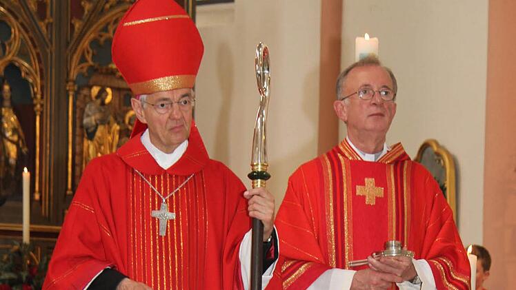 Erzbischof Ludwig Schick und Dekan Hans Roppelt freuten sich über die Vielzahl der Firmlinge: 53 Jugendliche aus dem Seelsorgebereich Kulmbach Stadt und Land bekräftigten in der Stadtpfarrkirche zu Unserer Lieben Frau ihren Glauben. Foto: Sonny Adam