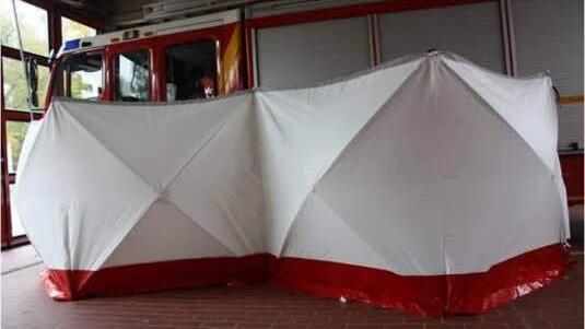 Feuerwehren in den Landkreisen Forchheim und Erlangen-Höchstadt haben seit dieser Woche jeweils eine Sichtschutzwand zum Schutz vor Gaffern. Foto: Marcel Zweck