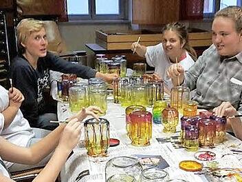 Eifrig werkeln die Mädchen des Stettfelder Jugendchors an der Gestaltung von Gläsern, die bei der Nacht der Lichter am kommenden Sonntag als Laternen dienen sollen.  Foto: cz