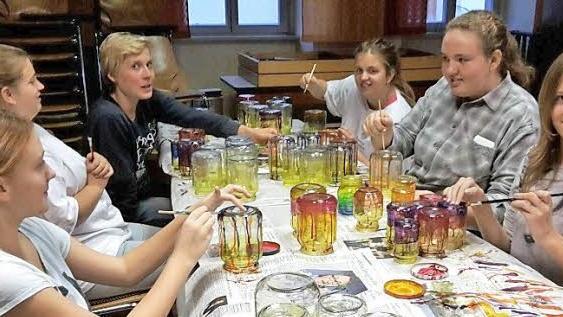 Eifrig werkeln die Mädchen des Stettfelder Jugendchors an der Gestaltung von Gläsern, die bei der Nacht der Lichter am kommenden Sonntag als Laternen dienen sollen.  Foto: cz