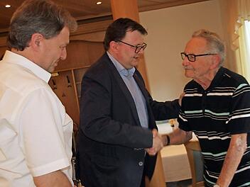 Landrat Klaus Löffler und CSU-Kreistagsfraktionsvorsitzender Bernd Liebhardt gratulieren Kurt Bausewein (v. l.).  Foto: Veronika Schadeck