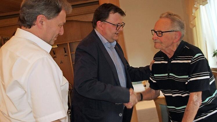 Landrat Klaus Löffler und CSU-Kreistagsfraktionsvorsitzender Bernd Liebhardt gratulieren Kurt Bausewein (v. l.).  Foto: Veronika Schadeck
