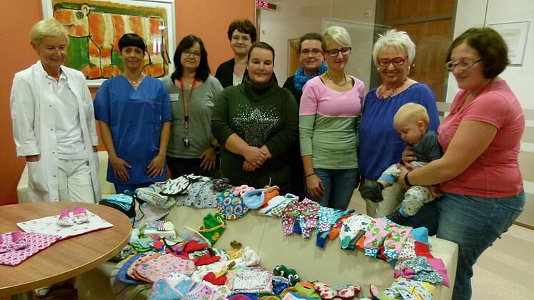 Groß ist die Freude über die neue Kollektion von Kleidung für Frühchen, die Veronika Schmitt und ihr Frauenteam in der Kinderklinik bei Chefärztin Eva Robel-Tillig (links) abgibt.  Fotos: Marion Krüger-Hundrup