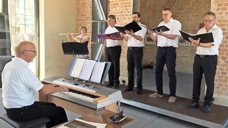 Klaus-Dieter Stolper leitete Claudia Schulten-Kuth und das M&auml;nnervokalquartett an. Foto: privat