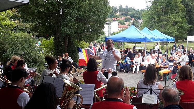 Musik kennt keine Grenzen. Das wurde noch einmal beim Abschlussabend des Partnerschaftstreffens deutlich, als die Georgi-Bläser zusammen mit der "Harmonie d´Ancenis" für die zahlreichen Gäste im Kurpark aufspielten.     Rolf Pralle