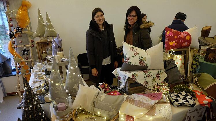 Zahlreiche Aussteller zeigten Handgemachtes, wie hier Gen&auml;htes, aber auch Sch&ouml;nes aus Holz oder Schmuck. Foto: Philipp Bauernschubert