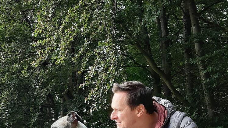 Bei diesem Foto ist die Perspektive besser gewählt, da sich die Fotografin auf Augenhöhe mit Mensch und Tieren befindet. Die Tiere sind vollständig zu sehen. Foto: Kerstin Junker