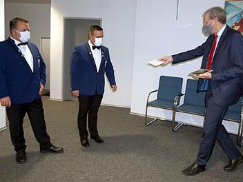 German Hacker übergab zunächst die obligatorische Spende an Michael Tiefel und Ralph Amrehn (v. r.), danach den virtuellen Schlüssel auf dem Tablet.      Foto: Richard Sänger