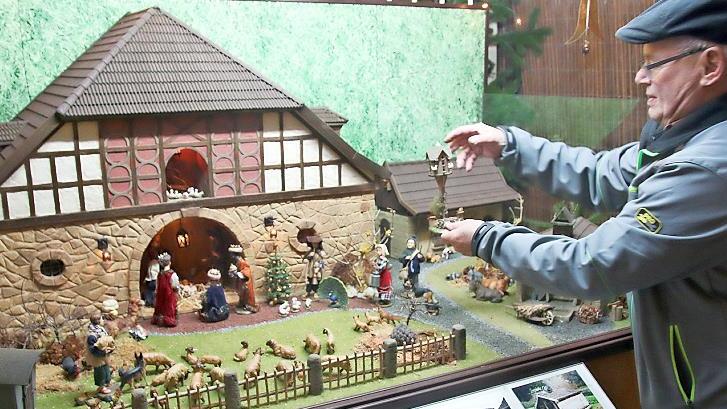 Peter Reg legt letzte Hand an seine selbst gebaute detailgetreue Krippe an.