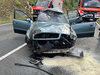 Crash auf der B173 im Kreis Kronach: Auto &uuml;berschlug sich - Stra&szlig;e musste gesperrt werden