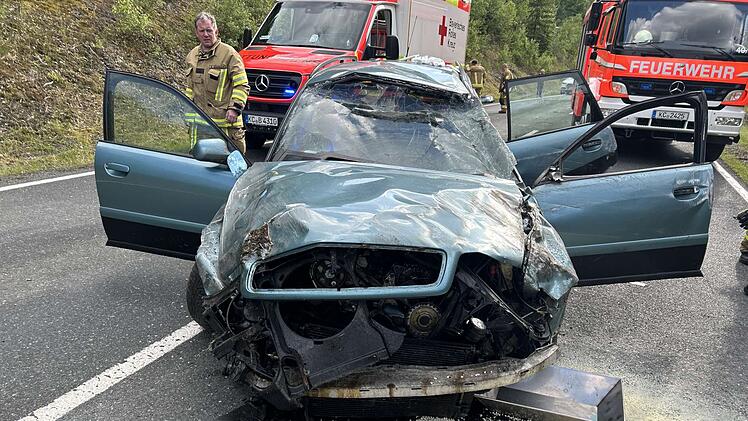 Crash auf der B173 im Kreis Kronach: Auto &uuml;berschlug sich - Stra&szlig;e musste gesperrt werden