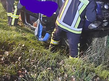 Schwerverletzte bei Unfall im Kreis Ansbach - Kind (3) in Straßengraben geschleudert