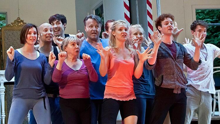 Singen, tanzen, spielen: Probenszene auf der Waldbühne Heldritt.