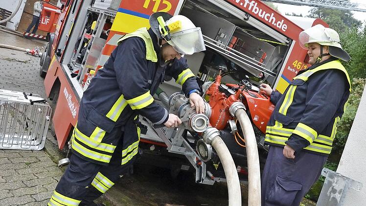 Die Feuerwehr Buch sorgte für das Wasser, weiter oben mischten die Kollegen aus Michelau den Schaum hinzu.
