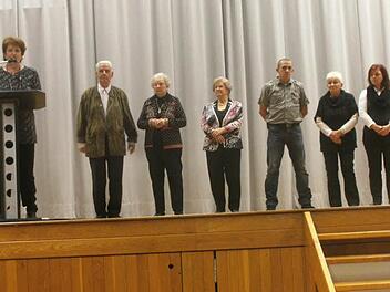 Bad Brückenaus Bürgermeisterin Brigitte Meyerdierks (links) ehrte Walter Schöpfner (von links), Else Prause, Hildegunde Fuchs, Bastian Schäfer, Elisabeth Schäfer und Michaela Schäfer.  Foto: Erwin Miller