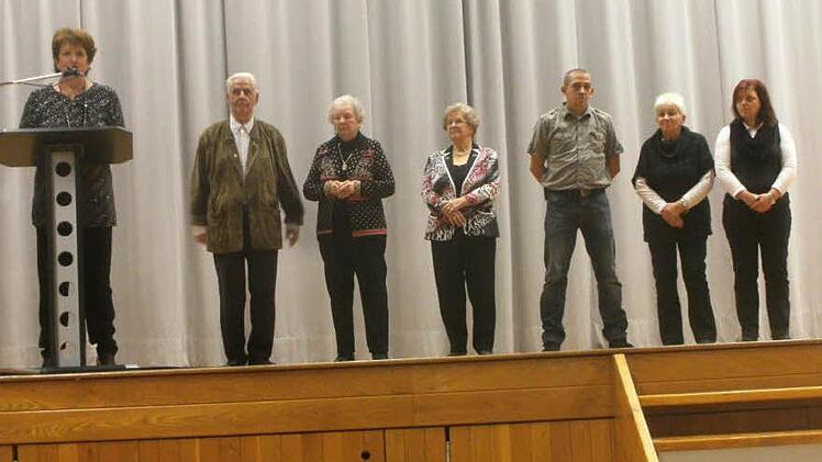 Bad Brückenaus Bürgermeisterin Brigitte Meyerdierks (links) ehrte Walter Schöpfner (von links), Else Prause, Hildegunde Fuchs, Bastian Schäfer, Elisabeth Schäfer und Michaela Schäfer.  Foto: Erwin Miller