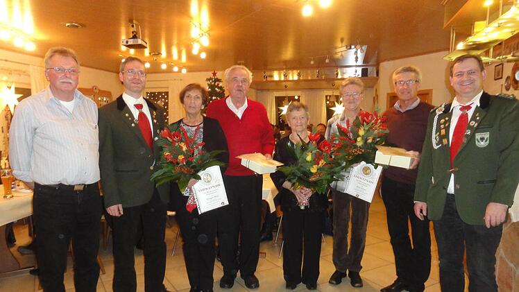 Schützenmeister Michael Wimmel (rechts) mitden Jubilaren v. li. Klaus Rettinger, Michael Schießer (25 Jahre), Margot Metz, Arnold Schmitt, Inge Betz, Rita Kaiser und Hans Pfrang (50 Jahre Treue) Foto: Wimmel