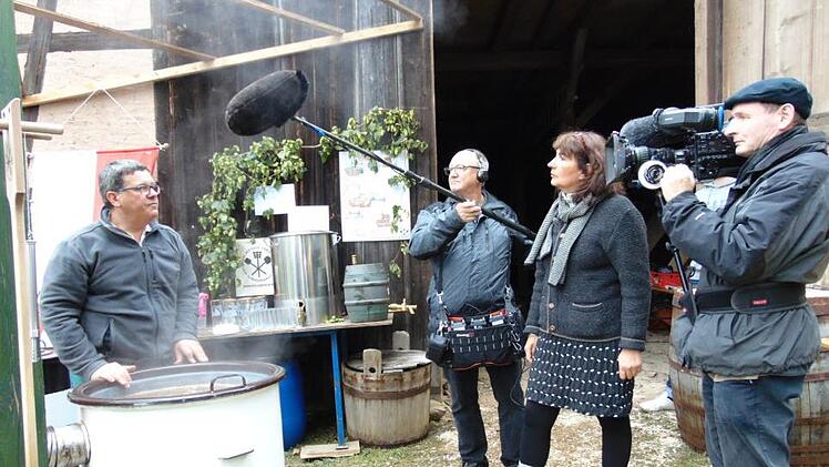 Der Gräfenberger Scheunenbesitzer Roland Singer braut  gerade Bier für das Scheunenfest. Sybille Krafft vom BR mit ihrem Team begleitet ihn dabei.Petra Malbrich