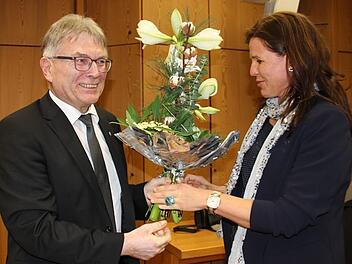 Uwe Dörfer ließ Blumen sprechen. Er gratulierte der neuen Schulrätin Kerstin Zapf herzlich. Foto: Veronika Schadeck