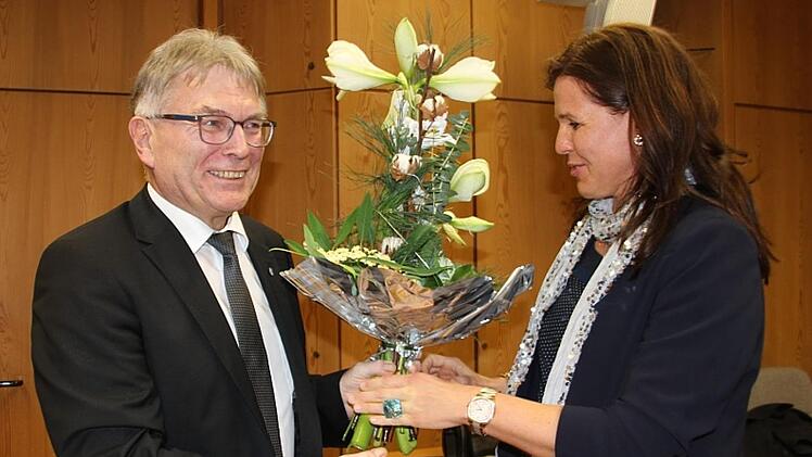 Uwe Dörfer ließ Blumen sprechen. Er gratulierte der neuen Schulrätin Kerstin Zapf herzlich. Foto: Veronika Schadeck
