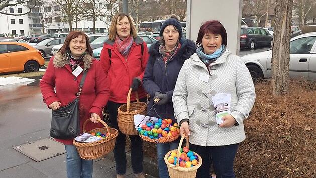 Teilten nicht nur Ostereier aus, sondern informierten auch rund um das Ei (von links): Kreisb&auml;uerin Edeltraud H&auml;u&szlig;ler, Jutta Schneider, HeleneBieberich und stellvertretende Kreisb&auml;uerin Helene Greubel.  Foto: A. Lomb